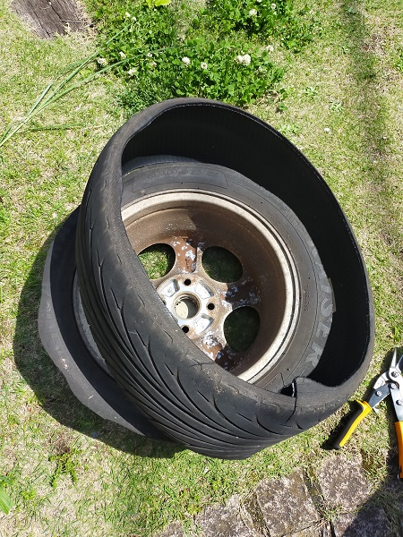 タイヤを3つに切りました。

