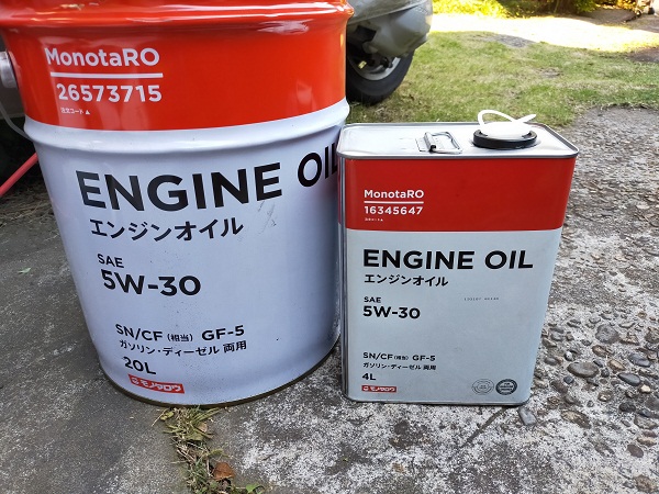 モノタロウのエンジンオイルは20リッター缶で買いました。